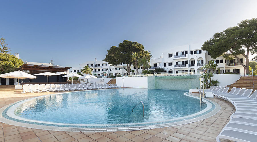 Enjoy the swimming pool of the hotel palia dolce farniente in mallorca