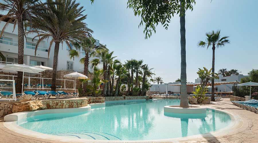 enjoy the summer in the pools of the hotel palia puerto del sol in mallorca
