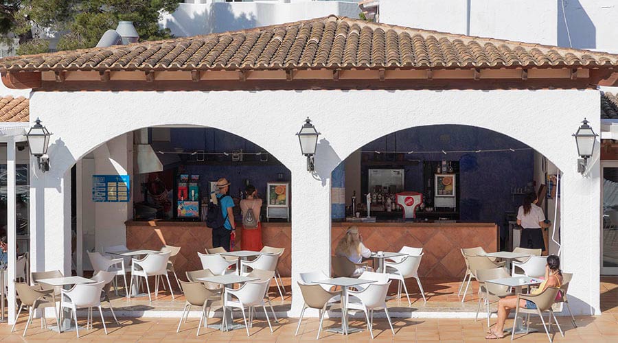 einen Drink in der Bar des Hotels palia dolce farniente auf Mallorca genießen