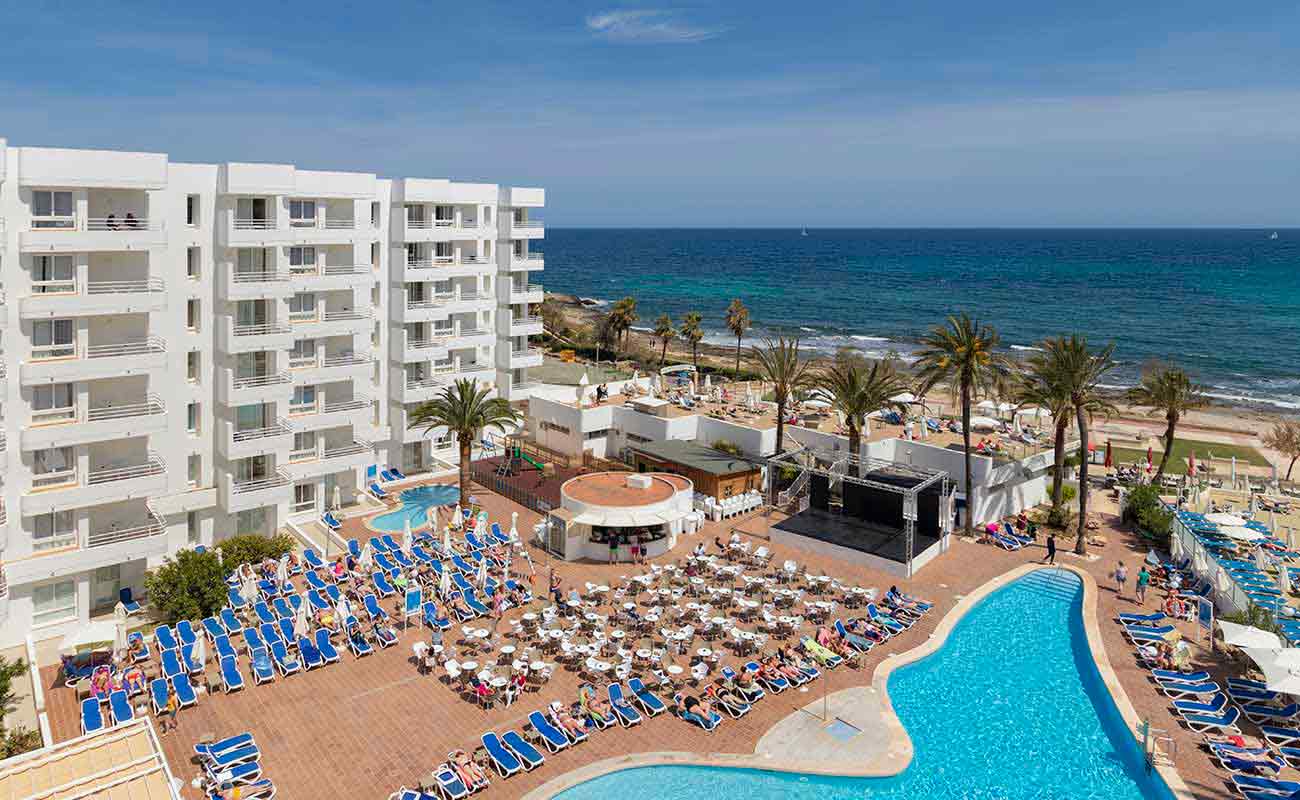 Disfrute en la piscina del hotel palia sa coma playa en mallorca