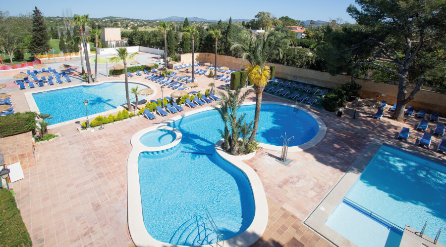piscinas para niños y adultos en el hotel palia castell dels hams