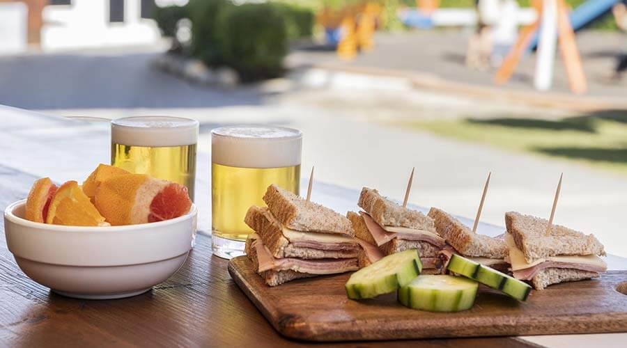 todo incluido en el bar de la piscina del hotel palia dolce farniente en mallorca