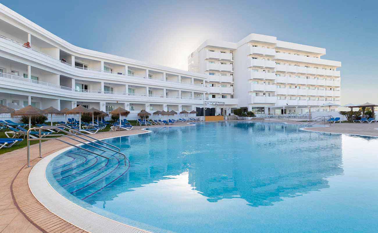 vacaciones familiares con una experiencia todo incluido en el hotel palia la roca en malaga