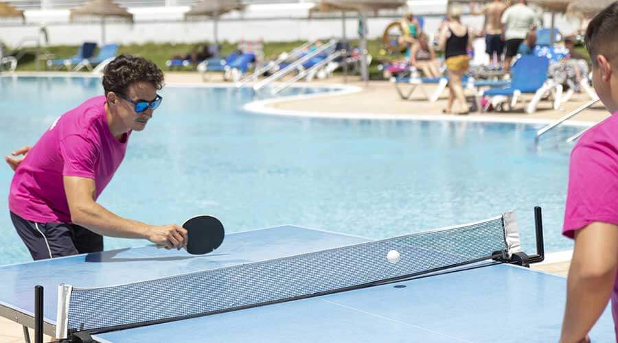 diviértete jugando a ping pong en el hotel palia la roca en málaga