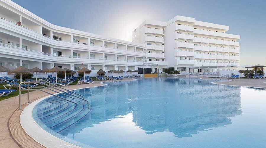 disfruta de tus vacaciones en las piscinas del hotel palia la roca en malaga